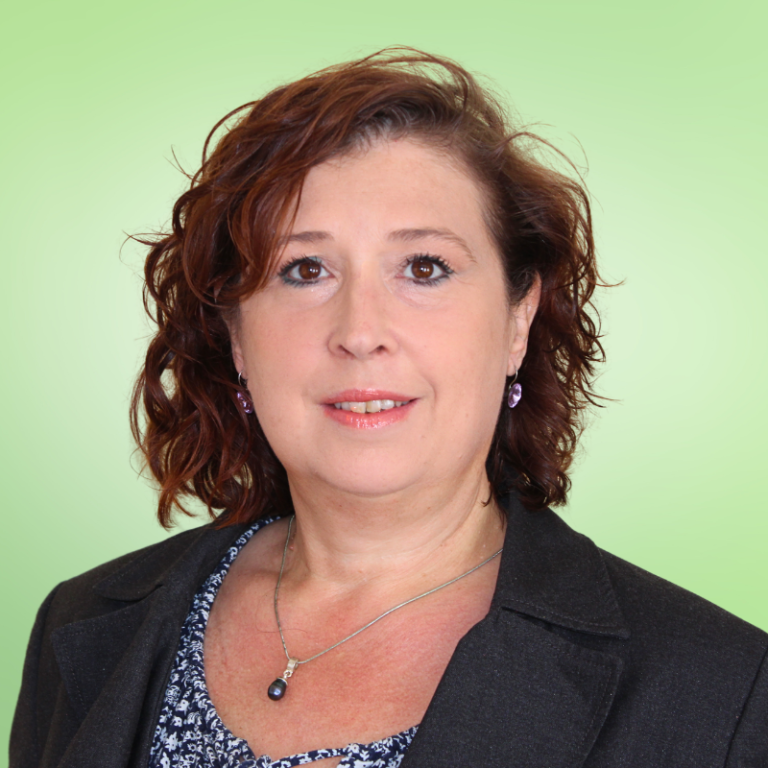 Portraitbild Das Bild zeigt das Porträt einer Frau auf grünem Hintergrund.